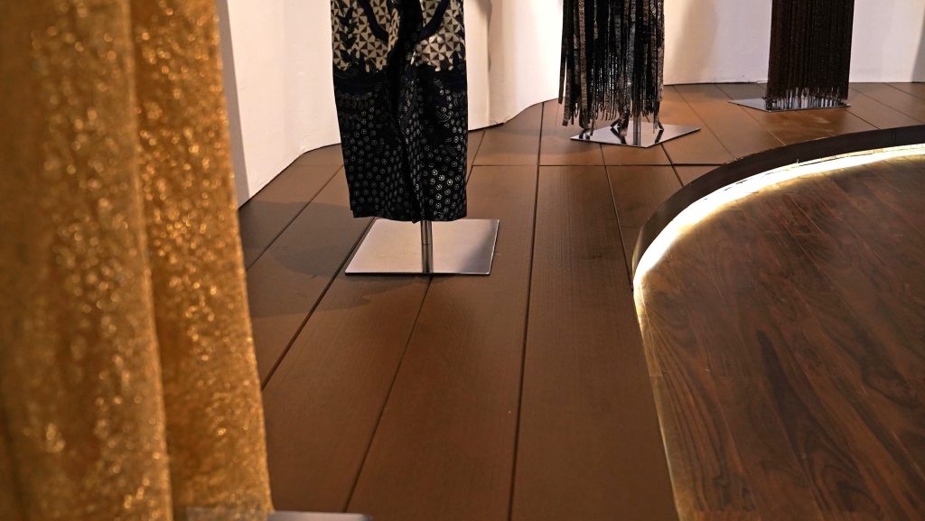 RB SHERA Floor Plank Color Through Straight Grain Tropical Oak pada Fashion Installation SEKAR JAGAT